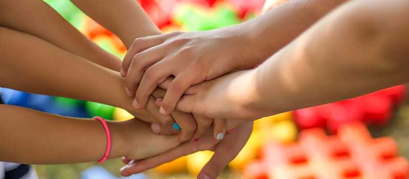 hands-2847508_1920_covid-zamyšlení-anotace