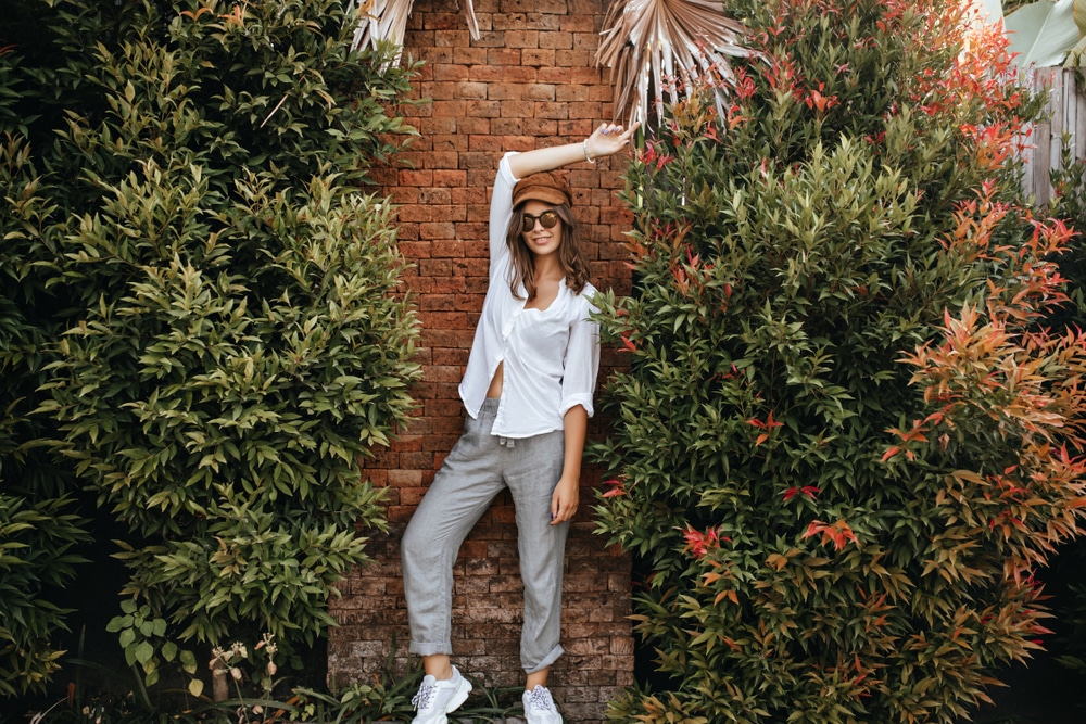 Slim,Lady,In,White,Sneakers,,Gray,Pants,And,White,Oversized jak-vybrat-stylove-a-pohodlne-boty-pro-kazdodenni-noseni-objevte-3-tipy-pro-zeny
zamerte-se-na-sve-pohodli