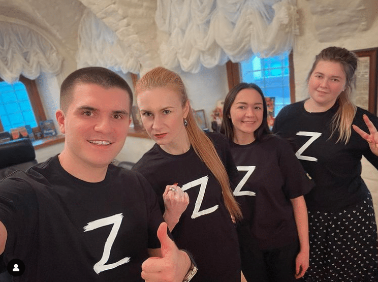 Ruska poslankyne Maria Butinova druha zleva s kolegy pozovala v trickach s pismenem Z. Foto instagramovy ucet poslankyne Butinove