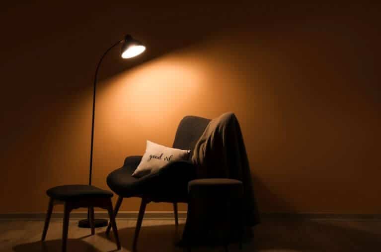 kreslo lampa