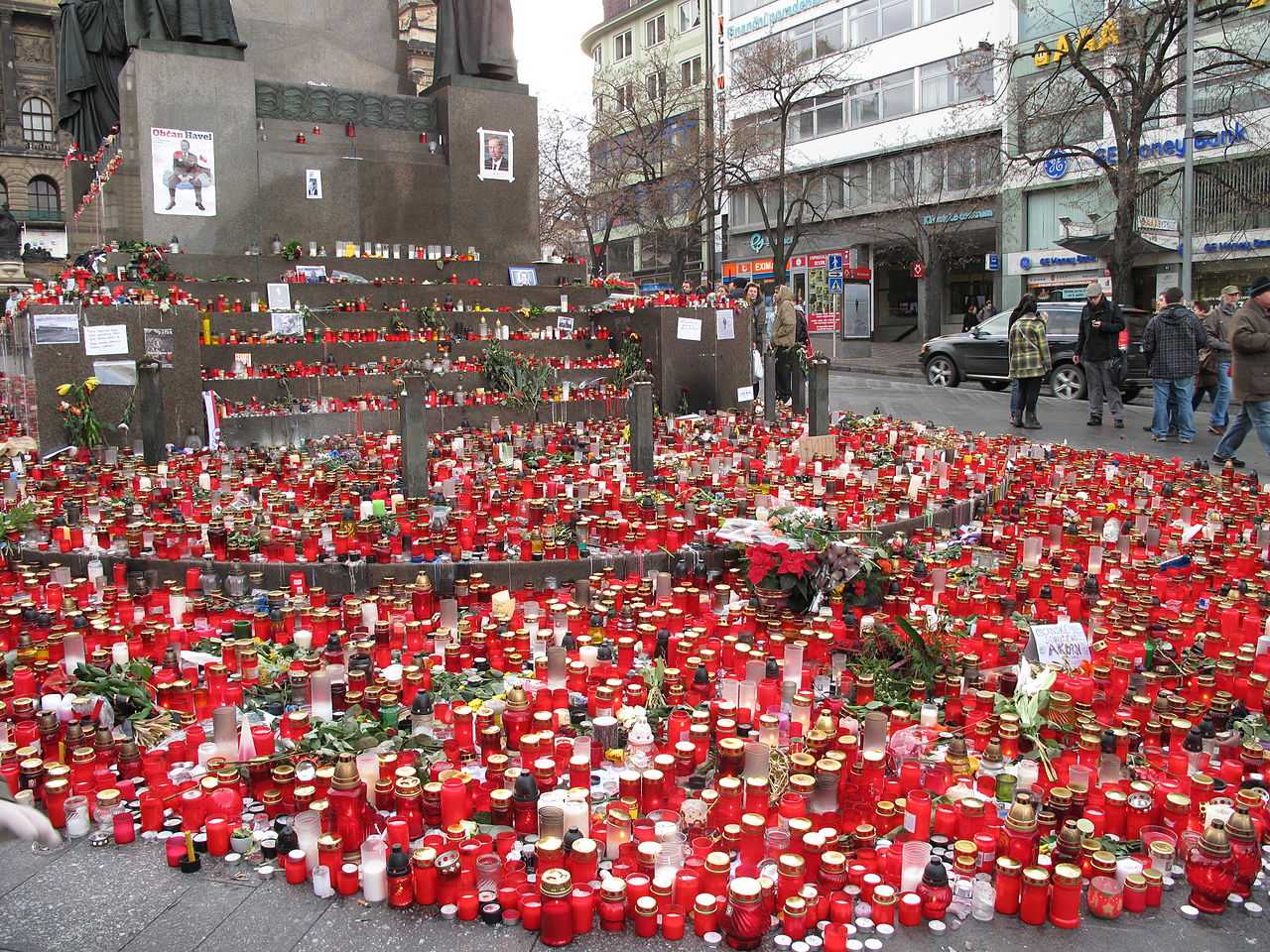 1280px Praha Václavské náměstí Pieta za Václava Havla 21. prosince 2011 003